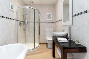 Dormie Cottage, lovely bright and spacious bungalow with wood fire