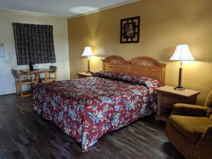 King Room - Smoking  room in Cheerio Inn - Glennville