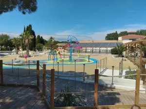 Mobil home à 100 m des plages dans camping 4 étoiles avec vue sur la montagne - 鲁西隆地区卡内