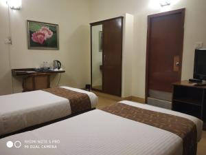 Hanu Reddy Residences Wallace Garden