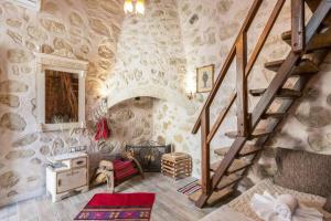 Tholos Home