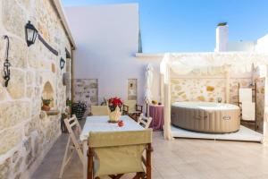 Tholos Home