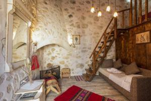 Tholos Home