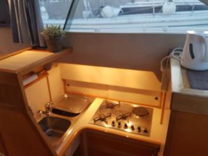 Bateaux BOAT APPART TITANIC Cherbourg motor yacht a quai ROSE STAR : photos des chambres