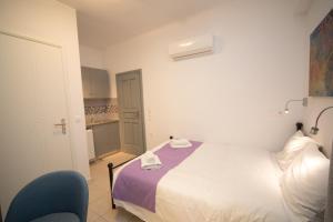 Single Room - Ground Floor room in Markakis Studios Fira Town