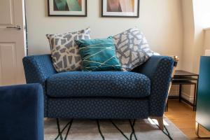 Beautiful, modern 1 bedroom luxury apartment with free allocated onsite parking in Hope Place Bath, City Centre with Beautiful City Views, a stones throw from The Royal Crescent in Bath