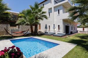 Eva & Dimitrios Villas, Captivating Oasis with Pools & BBQ, By ThinkVilla