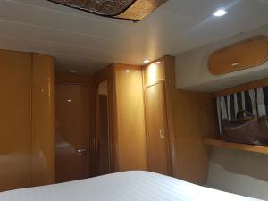 Bateaux BOAT APPART TITANIC Cherbourg motor yacht a quai ROSE STAR : photos des chambres