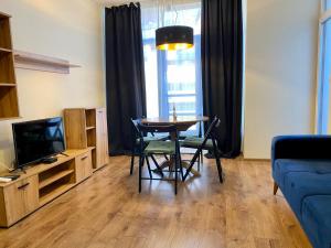 Boutique Magenta Gold Apartment