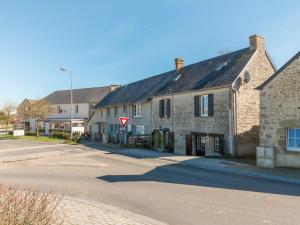 Maisons de vacances Simplistic Holiday Home in St Laurent sur Mer with Terrace : photos des chambres