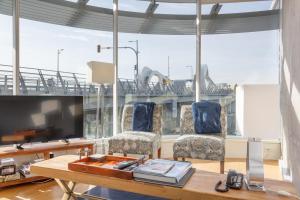 Historic Waterside With Spectacular Johnson Bridge Views