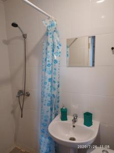 Comfort Triple Room with Shower room in Guest House on Bakinskoi