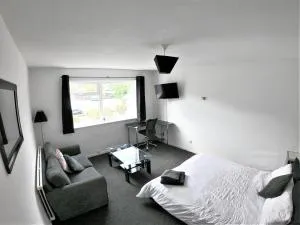 Town Centre Studio Flat! - Dummer