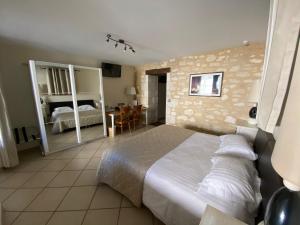 Hotels Logis Hostellerie des Ducs : Suite Double