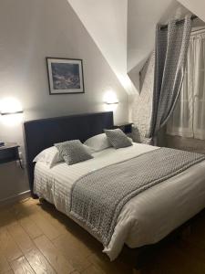 Hotels Logis Hostellerie des Ducs : Chambre Double avec Douche