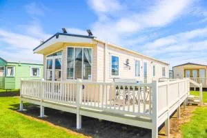 Big Skies Platinum Plus Holiday Home with Wifi, Netflix, Dishwasher, Decking - Camber