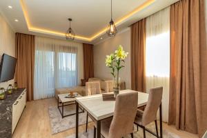 Apartment with Pool View  room in Luxury Apartments Queen