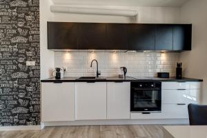 MH Black White Apartment Szczecin