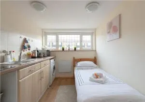 Simple Private Studio - Havering
