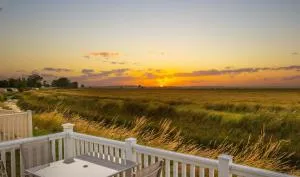 River Lodge Platinum Plus Holiday Home with River Views, Free Wifi & Netflix - Camber