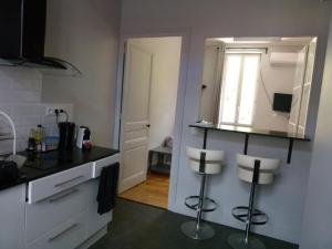 Appartements Studio Calme avec Jardin, Tram T6 et Metro D, Lyon 8 : photos des chambres