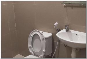 RedDoorz at MERR Rungkut Jl Gunung Anyar