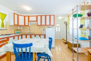 Cozy apartments Emina near the sea