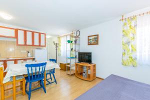 Cozy apartments Emina near the sea 