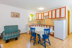 Cozy apartments Emina near the sea 