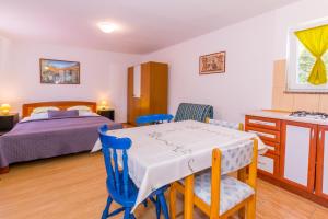 Cozy apartments Emina near the sea