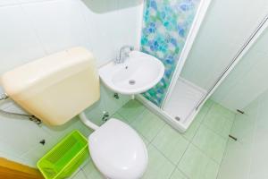 Cozy apartments Emina near the sea