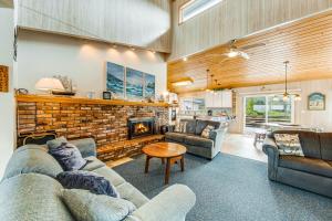 Four Bedroom House room in Beachtown Bliss