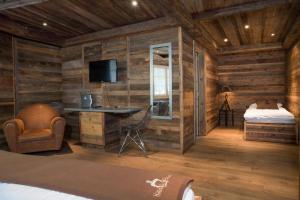 New Grande Double Room North room in Hotel Etrier