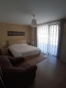 Nice apartment with terrace and like view .