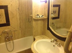 Twin Room with City View room in Fontana Rome Hotel