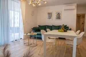 Golden Luxury Apartment