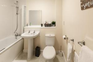 City Centre Apartment - Free Parking, Fast Wifi, Smart TV with Netflix and Xbox by Yoko Property