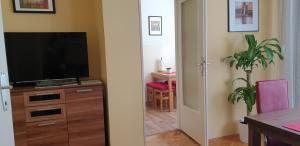 10 minutes walk to the lakes