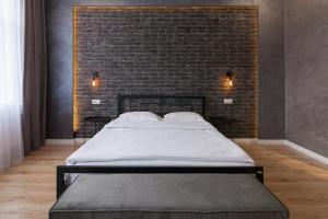 LEOGRAND Three Bedrooms VIP Apartments on Kniazia Romana 12