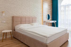 LEOGRAND Three Bedrooms VIP Apartments on Kniazia Romana 12