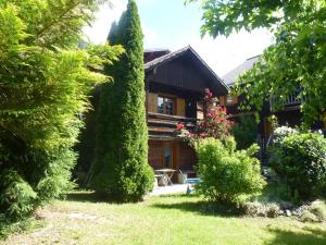 "CHALET LES ARAVIS" chalet et Appartements