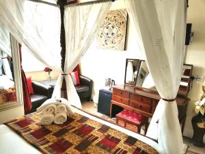 Four Poster Bedroom room in The Palms
