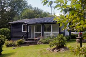 Very nice cottage by the lake. Lursjön!