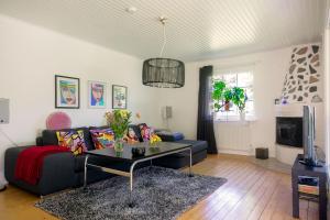 Very nice cottage by the lake. Lursjön!