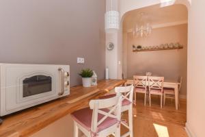 Chez Marie - Cozy One-Bedroom with Balcony by Flat Mаnager