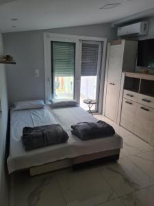 Apartments Nera Paralia-Apartment with sea view