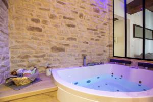 Appartements Cocon a Bulles Chic vue Cathedrale avec Spa-jacuzzi : photos des chambres