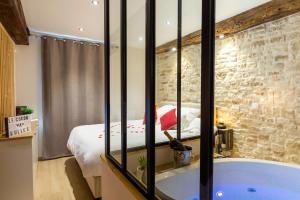 Appartements Cocon a Bulles Chic vue Cathedrale avec Spa-jacuzzi : photos des chambres