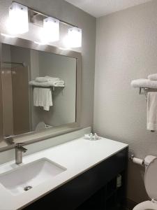 King Room - Accessible/Non-Smoking room in Clarion Inn