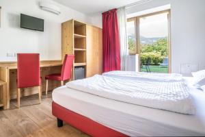 Double or Twin Room with Mountain View
